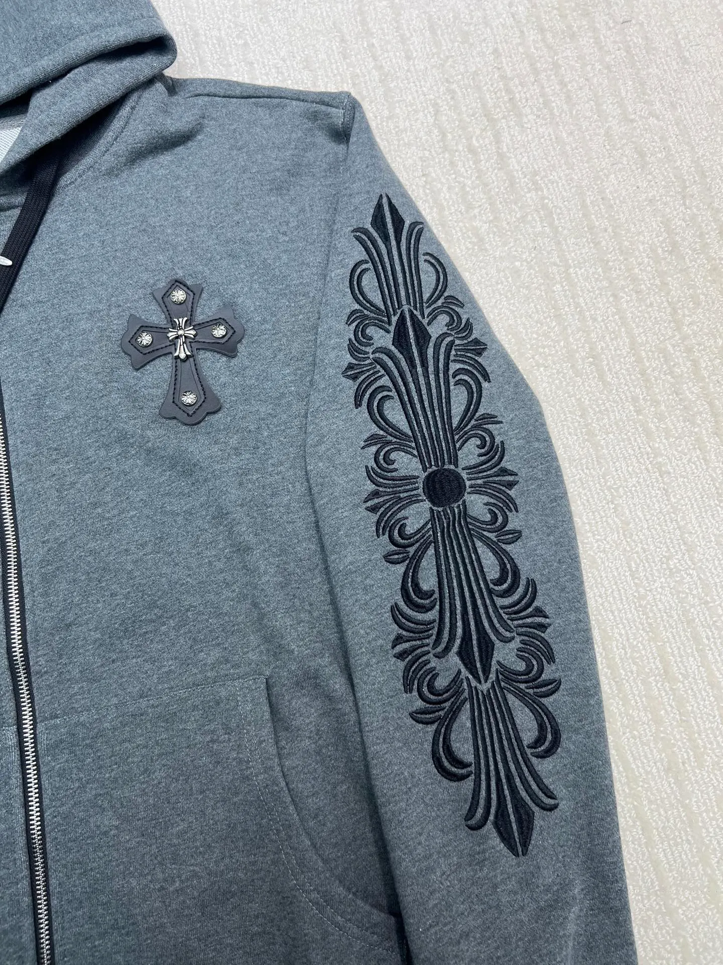 P340 𝗖𝗵𝗿𝗼𝗺𝗲 𝗛𝗲𝗮𝗿𝘁𝘀Cro Heart pure cotton terry zipper hooded jacket, a must-have item for men and women's light luxury commuting, high weight cotton double yarn 380g large terry fabric, fixed and dyed matching ribs, customized full set of accessories, clear letters and perfect restoration without difference. High-end atmosphere and full grade! The entire dress is exclusively customized with heavy craftsmanship, including burnt flower appliqué, leather embroidery and cross craftsmanship, perfectly combined with precise stitching! All wiring is special machine chain double wire, absolutely high quality craftsmanship!  Size: M L XL XXL